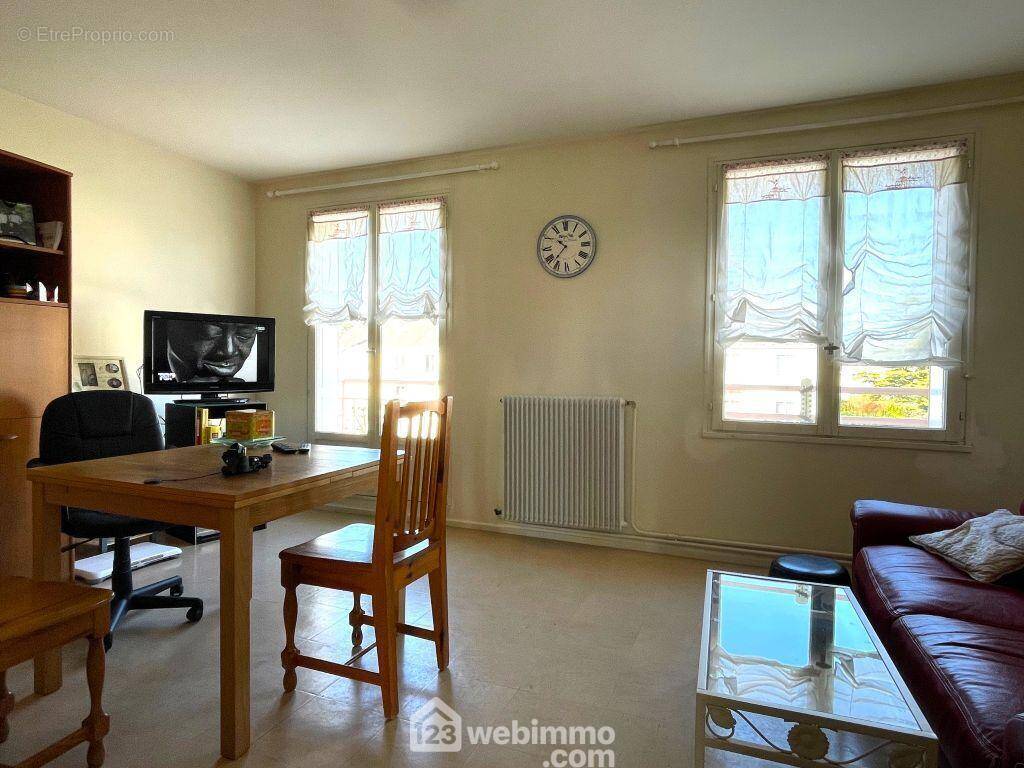 De l&#039;autre côté, le séjour lumineux ... - Appartement à RICHELIEU