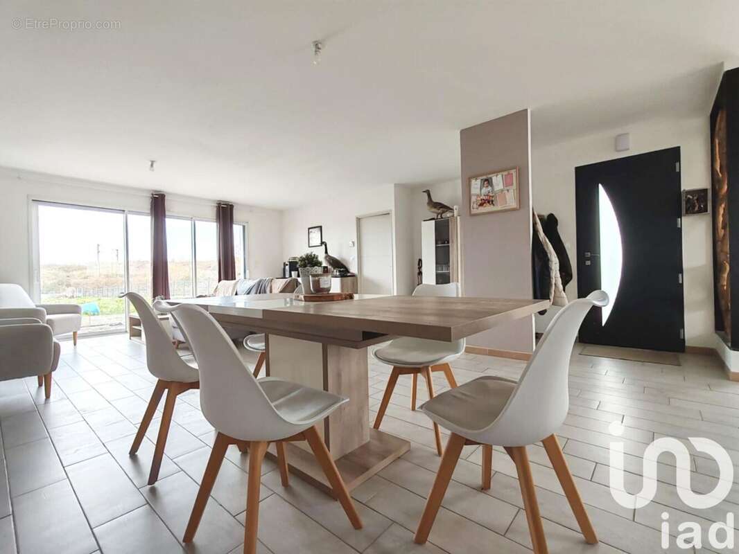 Photo 2 - Maison à SURGERES