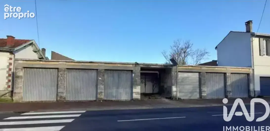 Photo 1 - Parking à SAINTES