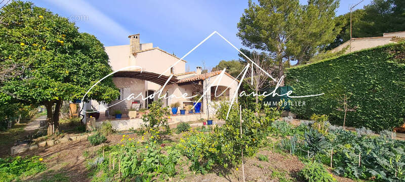 Maison à SAINT-MITRE-LES-REMPARTS