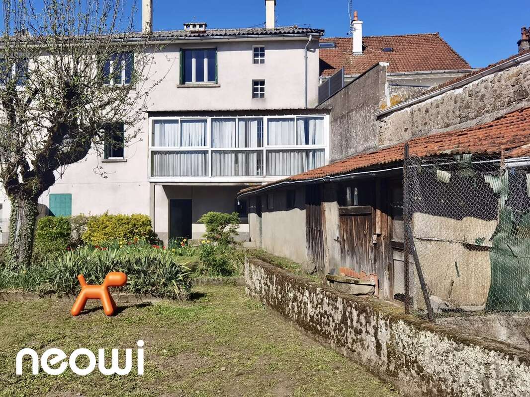 Bâtiment d'habitation de 6 pièces avec JARDIN et GARAGE - photo 2