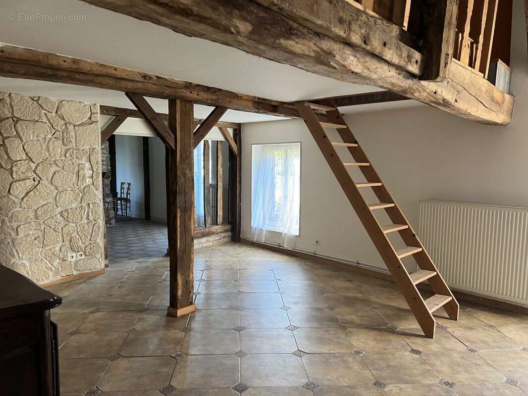 salle avec mezzanine - Maison à ANTOIGNY
