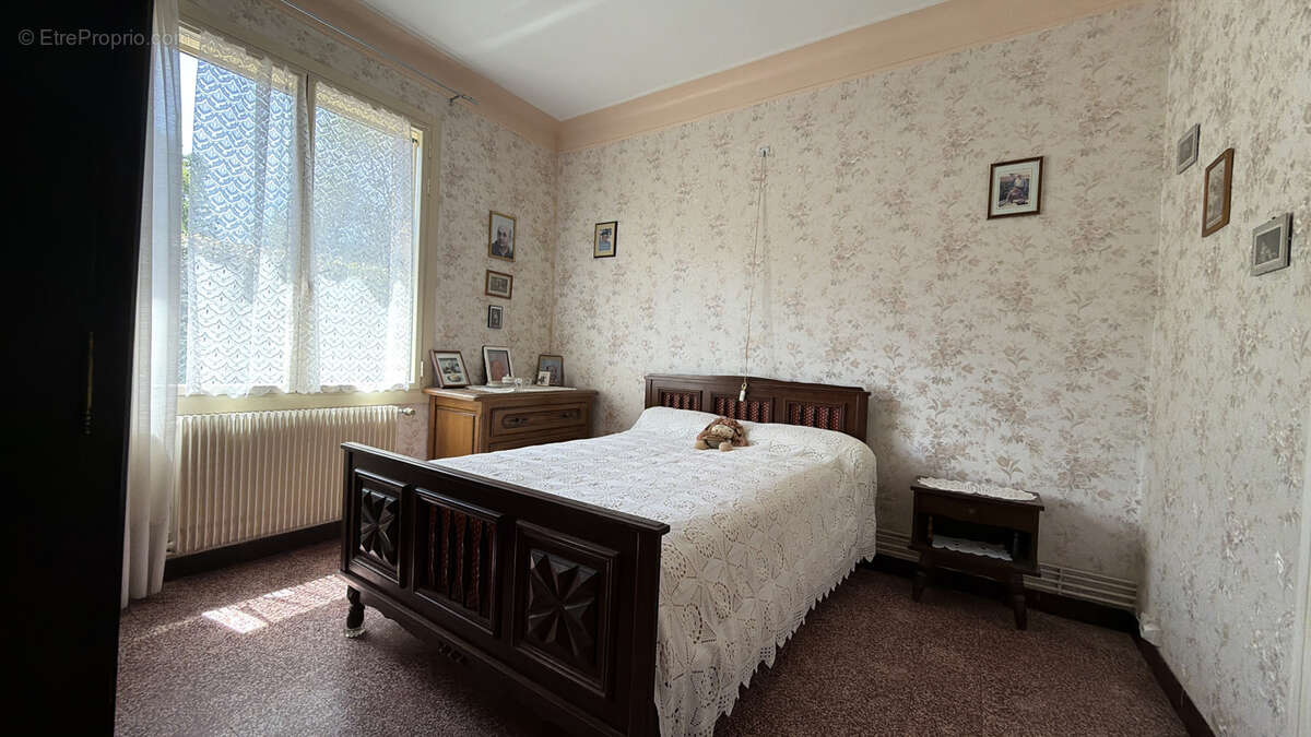 Propriété traditionnelle de 148 m2 sur parcelle arborée de 780 m2 avec dépendances - photo 6