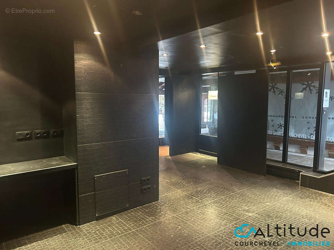 Commerce à LA PERRIERE