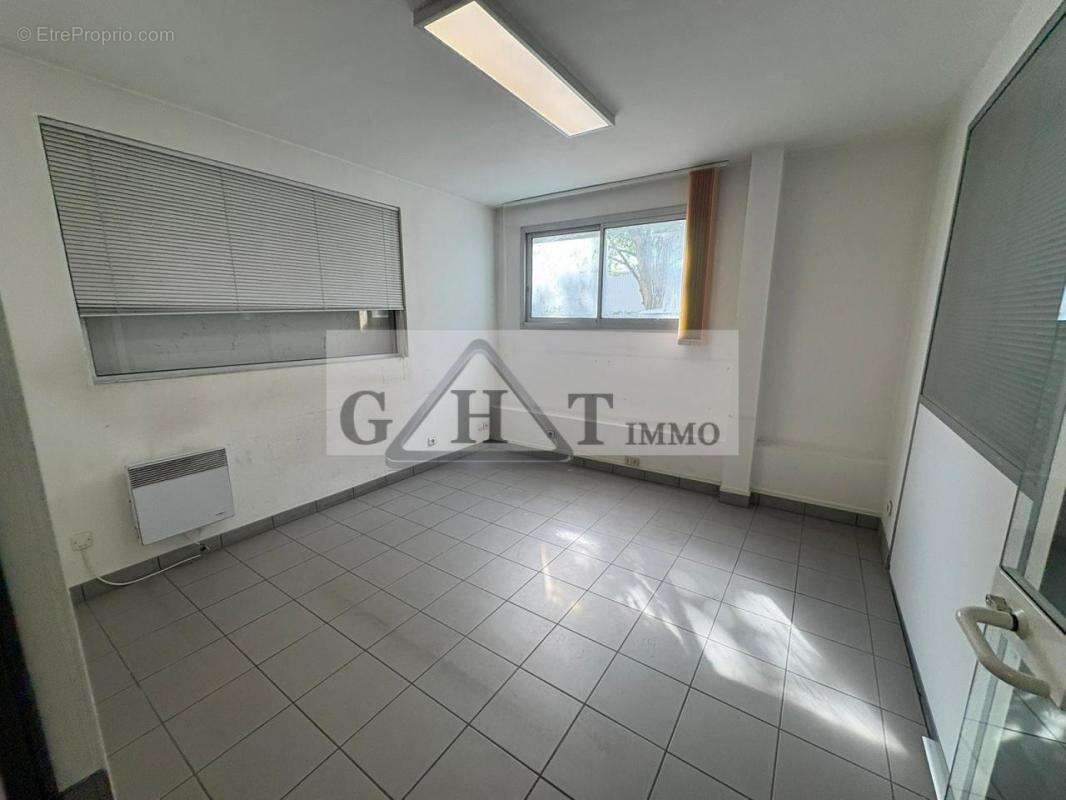 Entrepot bureau 400m² a vaux le penil a la vente - photo 3