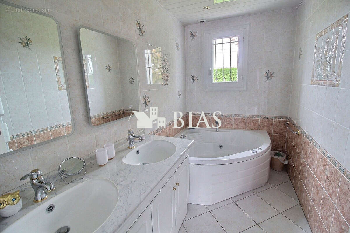 Maison à BOURG-ACHARD