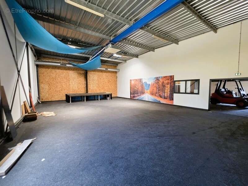 A MARENNES (17), A Vendre en coeur de zone d'activité Bâtiment commercial Mixte 383m², avec bureau-studio à l'étage - photo 4