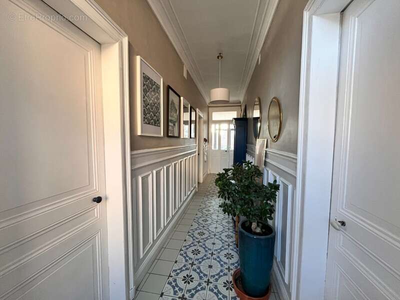 Maison de caractère en briques – 146 m² – Jardin intimiste – Combles aménageables – Centre-ville de Marle - photo 3