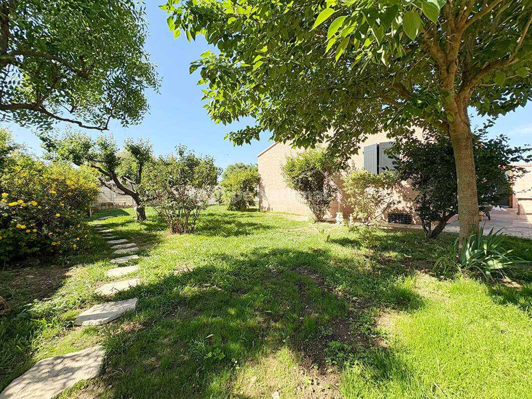 Exclusivité à Salon de Provence : Superbe maison 6 pièces avec piscine au quartier Bel-Air - La Crau - photo 15