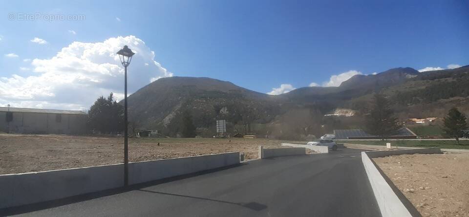 Terrain à SAINT-ETIENNE-LE-LAUS