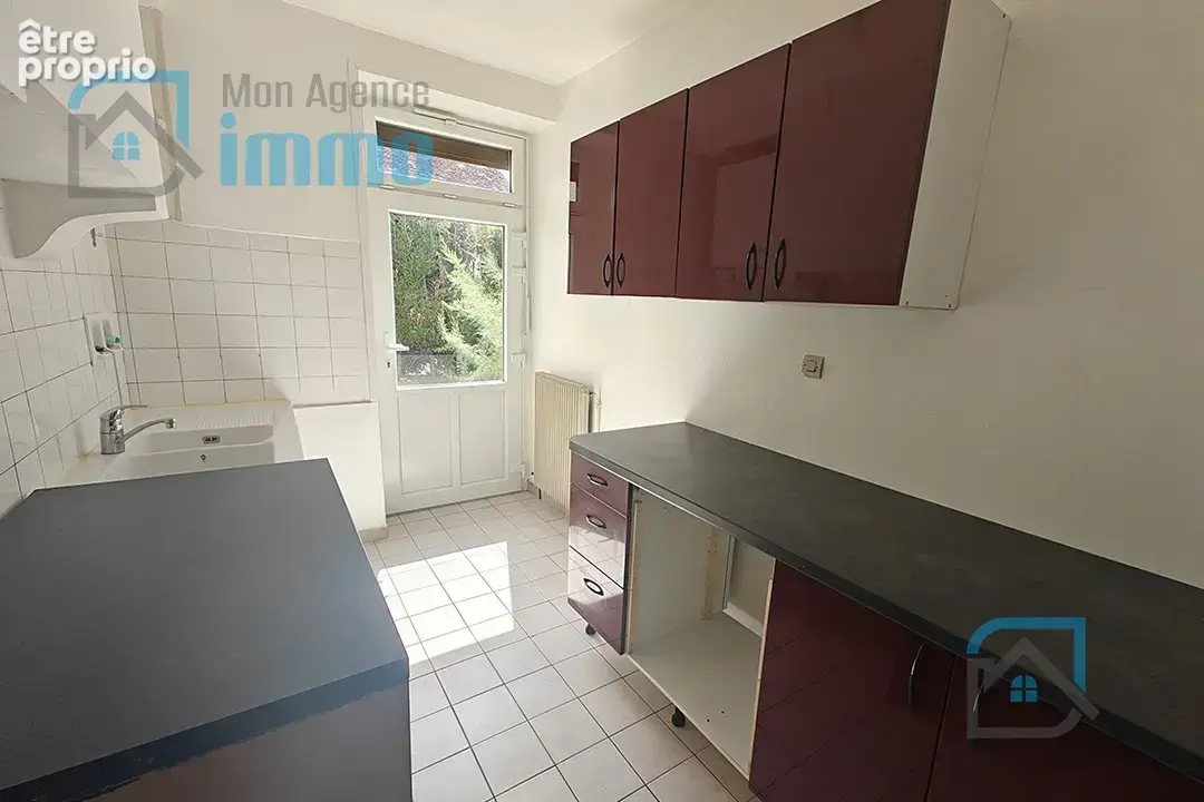 Mehun-Sur-Yèvre - Maison en pierres, 5 pièces, 2 chambres, grenier, jardin - photo 4
