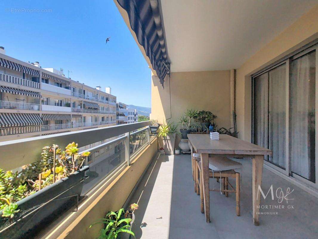 Appartement à SAINT-LAURENT-DU-VAR