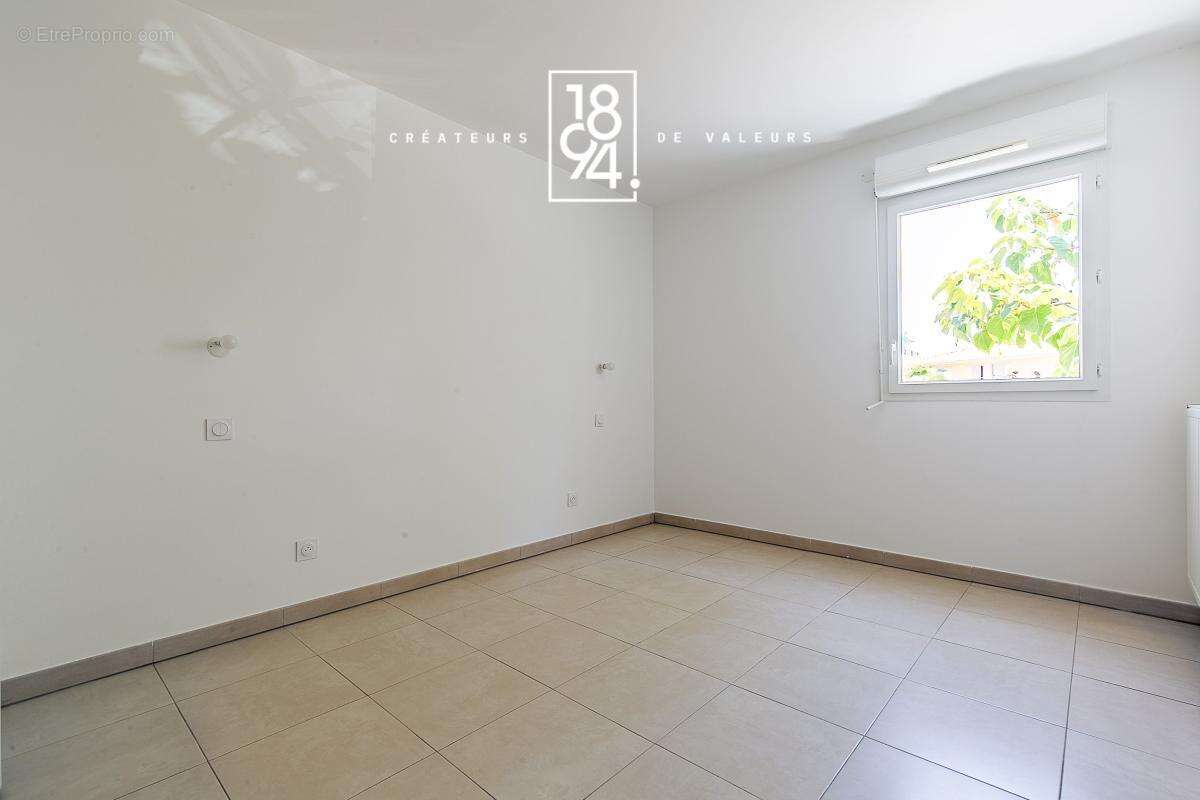 Appartement traversant avec place de stationnement et garage fermé au Puy Ste Réparade - photo 8