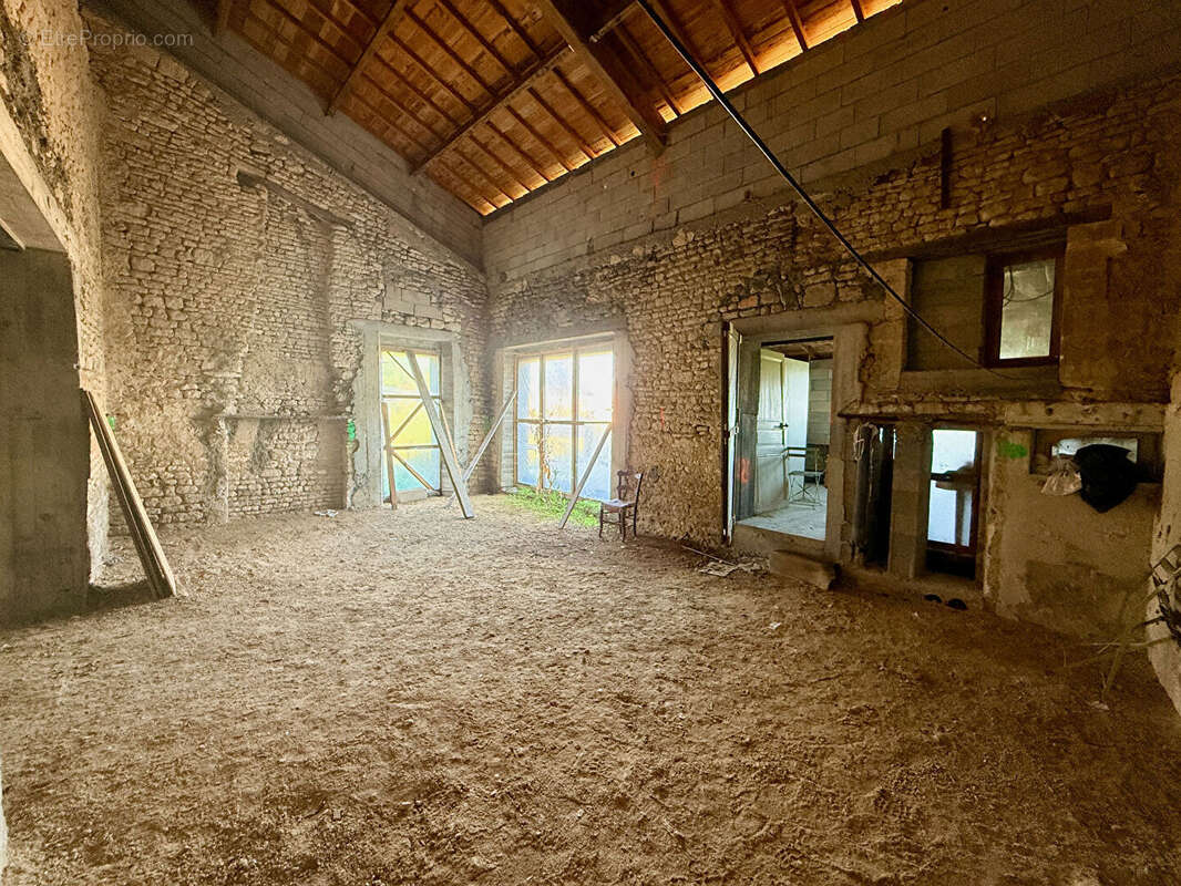 Maison à SAINT-GENIS-D&#039;HIERSAC