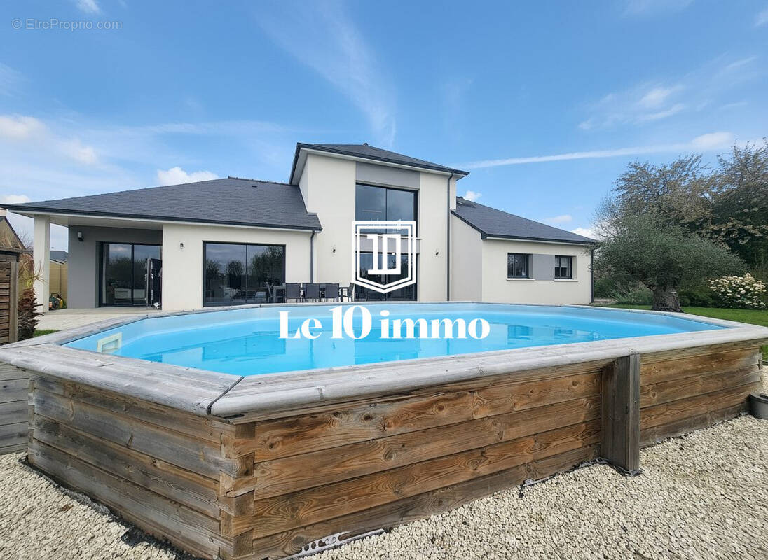 Extérieur piscine - Maison à DISTRE