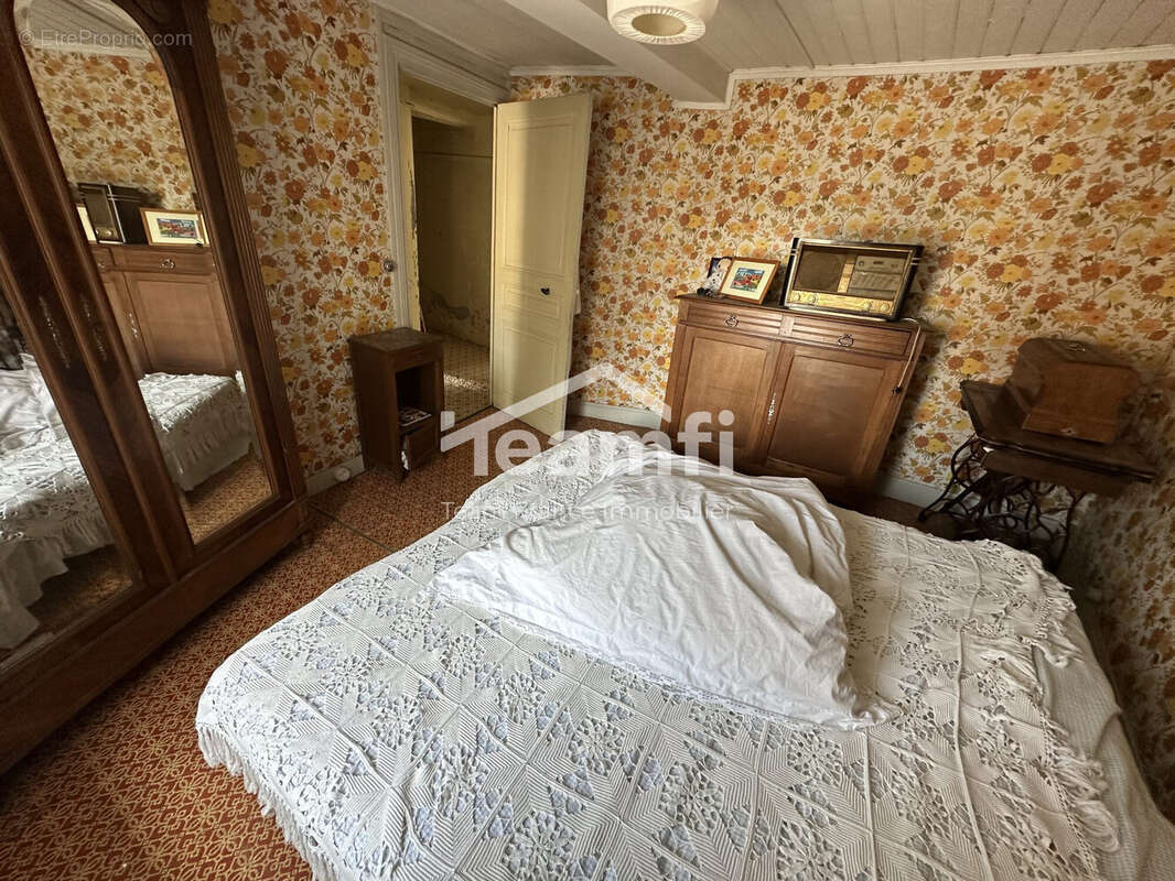 Maison à LA MONNERIE-LE-MONTEL