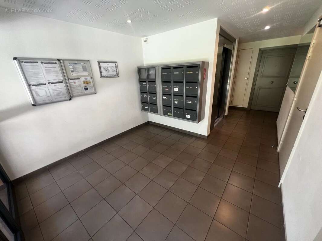 Appartement à LA ROQUETTE-SUR-SIAGNE