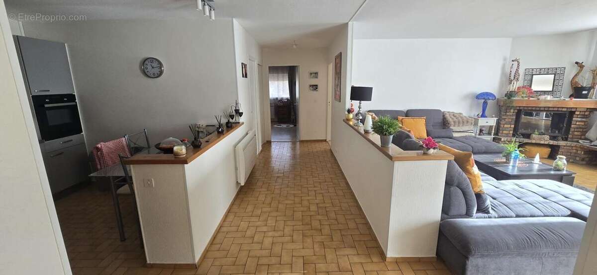 Photo 6 - Commerce à GENEUILLE