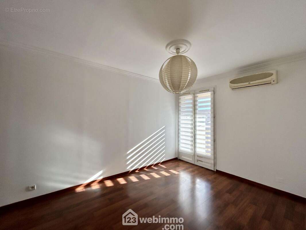 Chambre n°1 climatisée avec parquet - Appartement à LUCCIANA