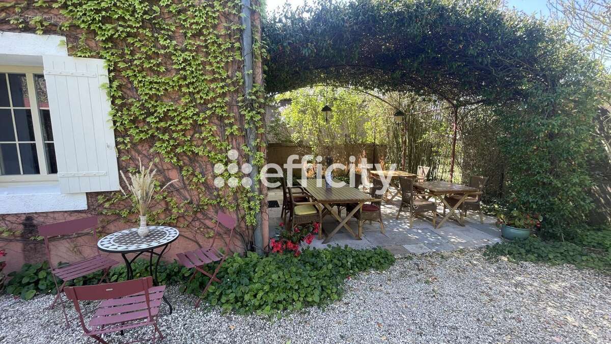 Maison 9 pièces 230 m² à vendre à Roussillon (84220) - photo 6