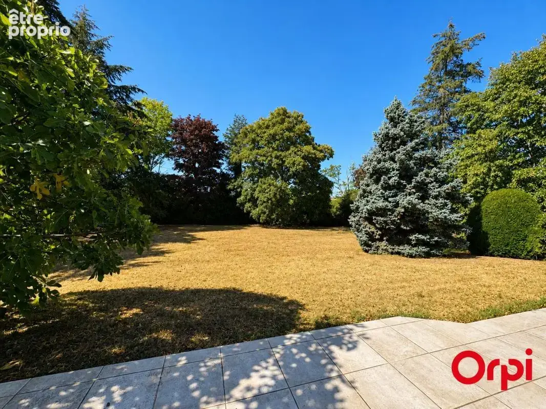 Maison familiale avec 4 chambres, véranda, grand jardin et 3 garages - photo 11