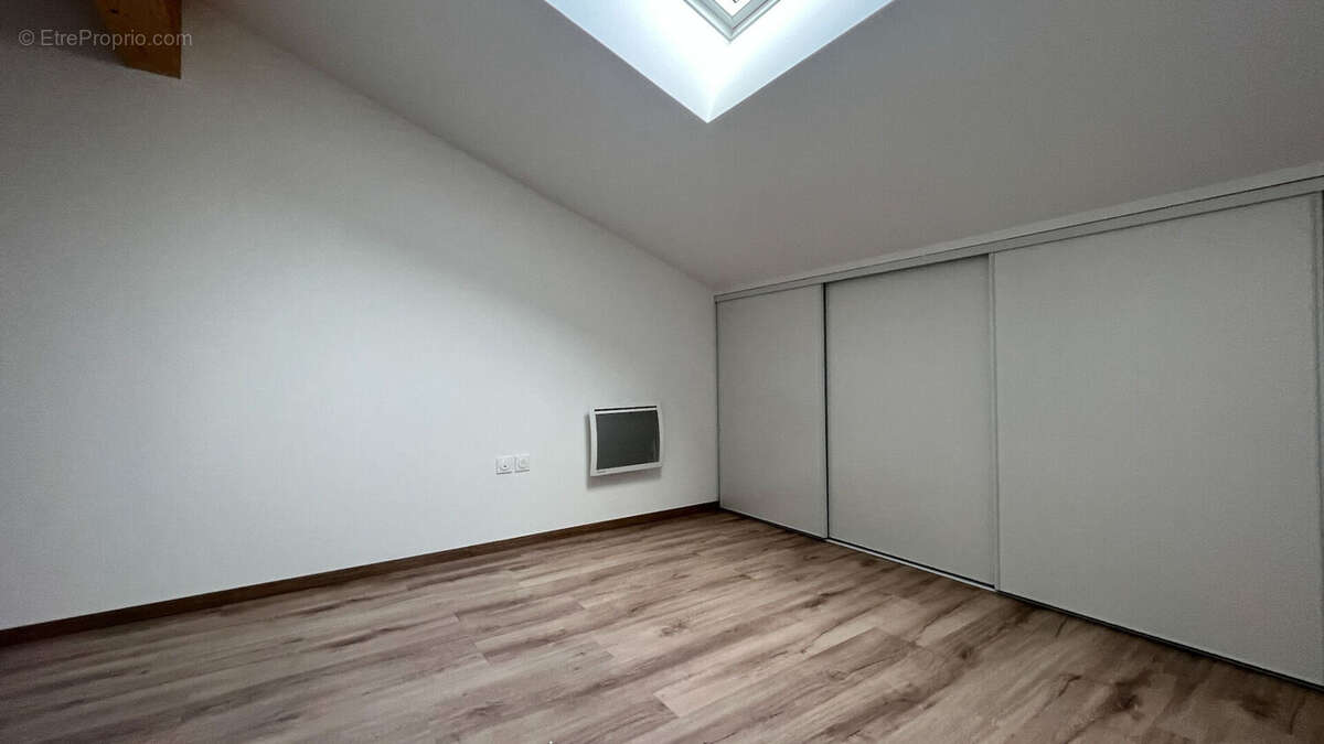 Appartement à PINS-JUSTARET