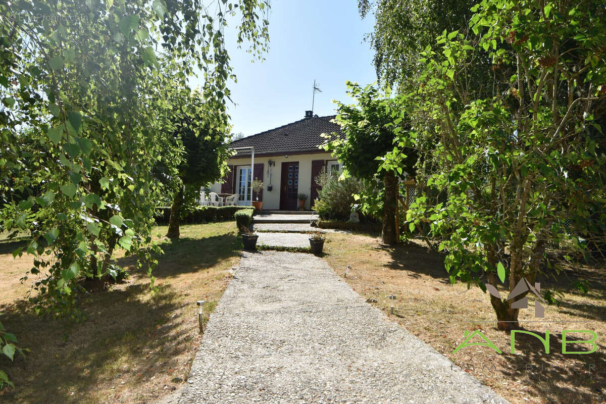 Maison à CHAILLAC-SUR-VIENNE