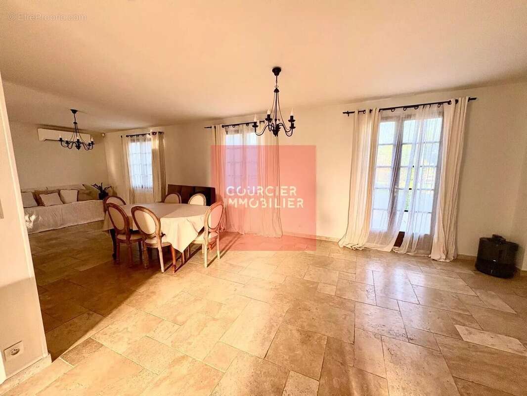 Maison à LE MESNIL-SAINT-DENIS