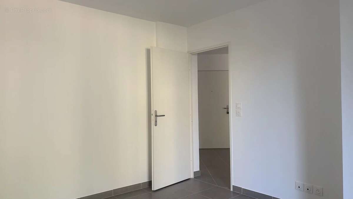 Appartement T2 - Etat Neuf avec jardin privatif et stationnement - Port-de-Bouc - Résidence Villa Marina - photo 9