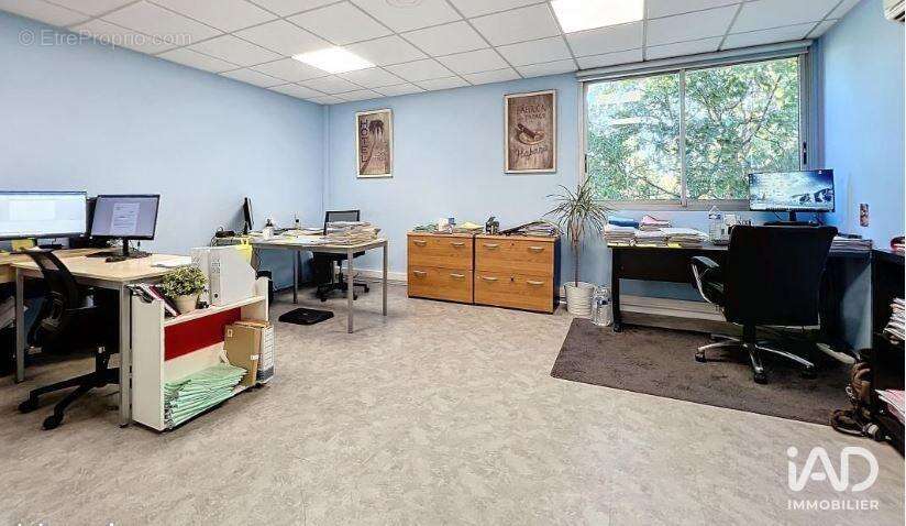 Photo 8 - Commerce à VENELLES