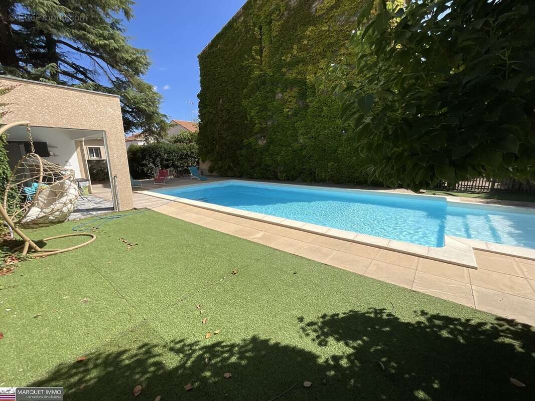 Séduisante maison de caractère T7 offrant 246 m² en 4 face sur 1 564 m² de terrain avec garage de 97 m², ascenseur, piscine - photo 13