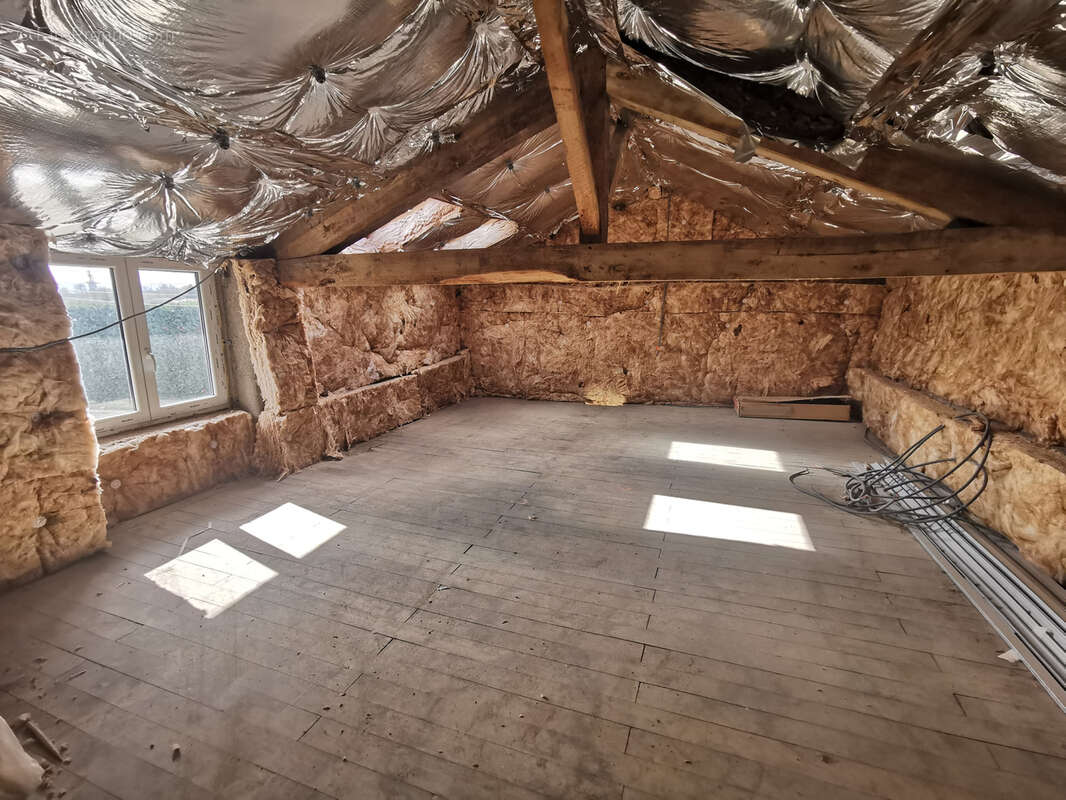 Maison à SAINT-CLEMENT-DE-REGNAT