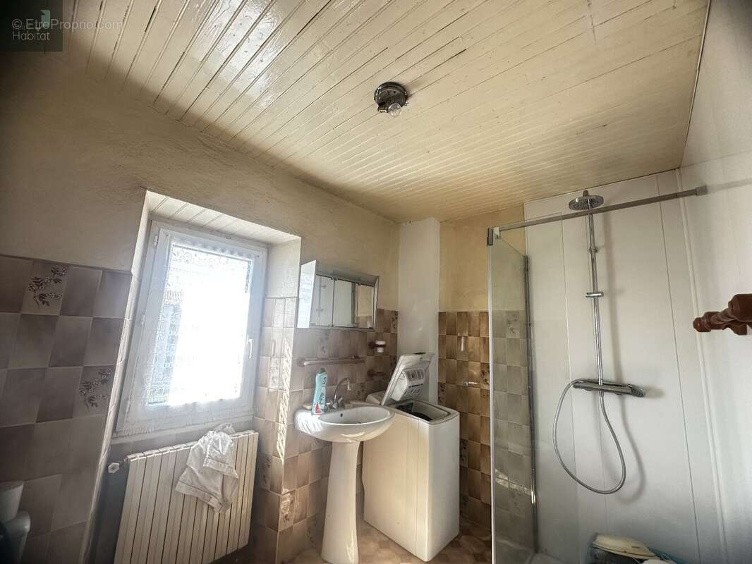 Maison en pierre, en partie rénovée, 4chambres,2 salle de bains, garage et puit  sur terrain  attenant de 5890m² - photo 6