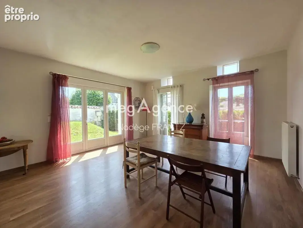 Maison de plain-pied rénovée à Aumagne – 2 chambres, jardin et dépendance - photo 2