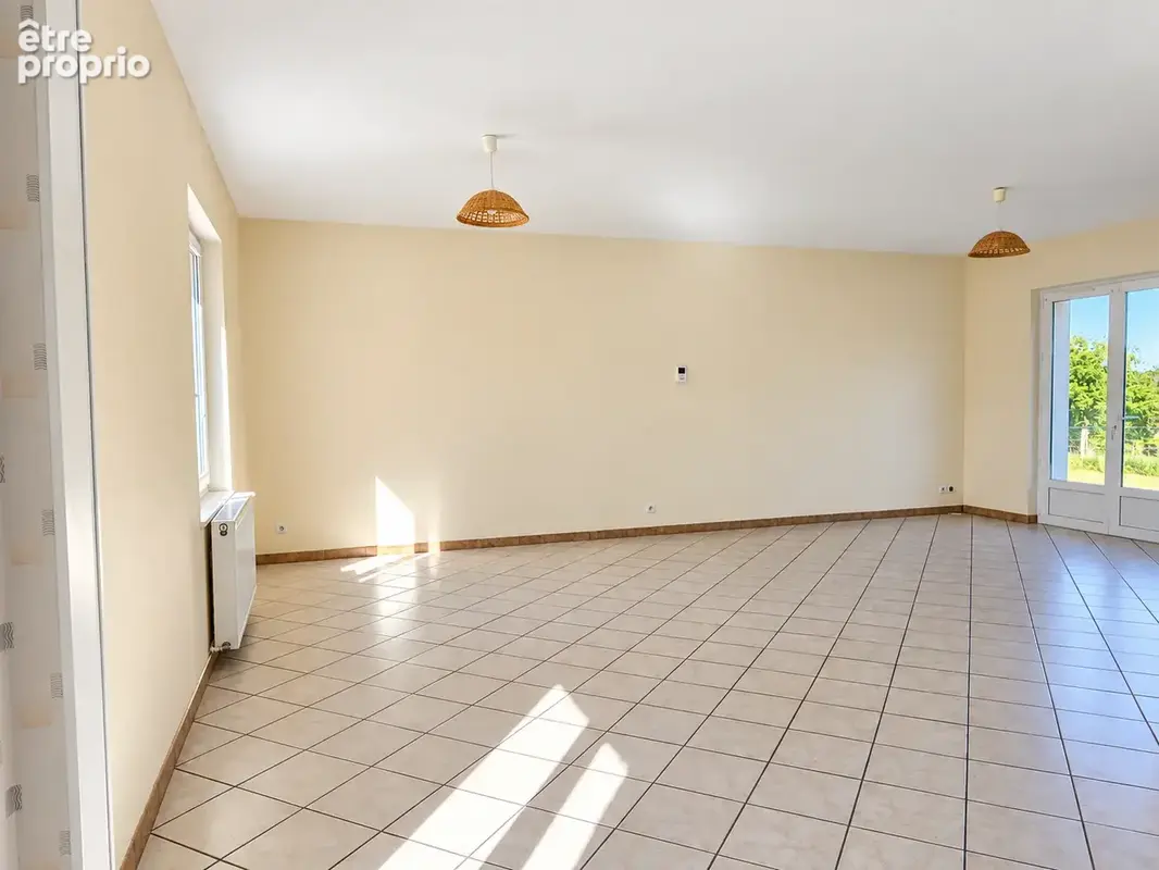 Longère 120 m2   4 chambres   terrain 2 320 m2   dépendances   Luzillé - photo 3