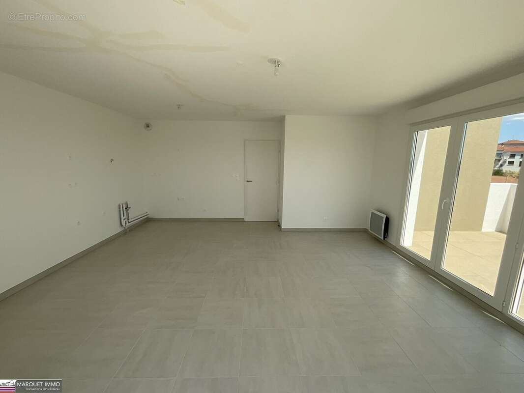 APT T3 offrant 64 m² avec terrasse 23 m² et parking au 5° étage avec ascenseur... - photo 8