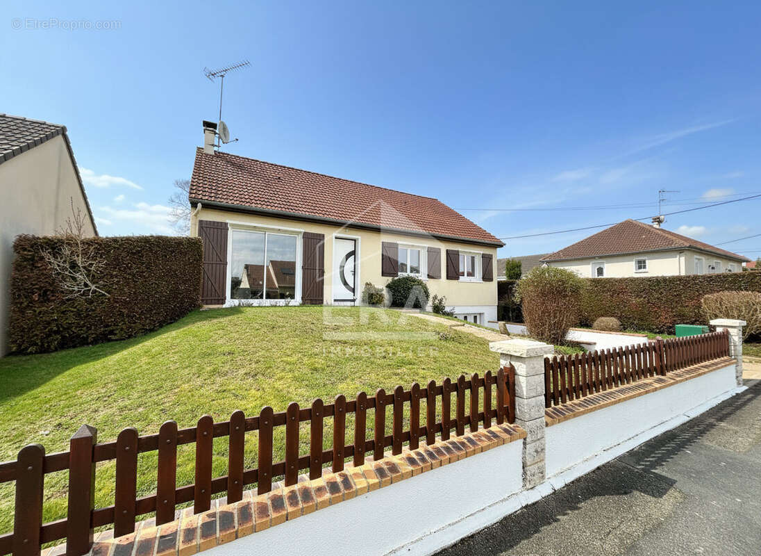 Maison à NEUVILLE-SUR-SARTHE