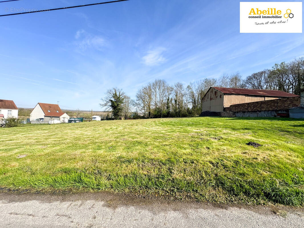 Terrain à SAINT-MAURICE-MONTCOURONNE