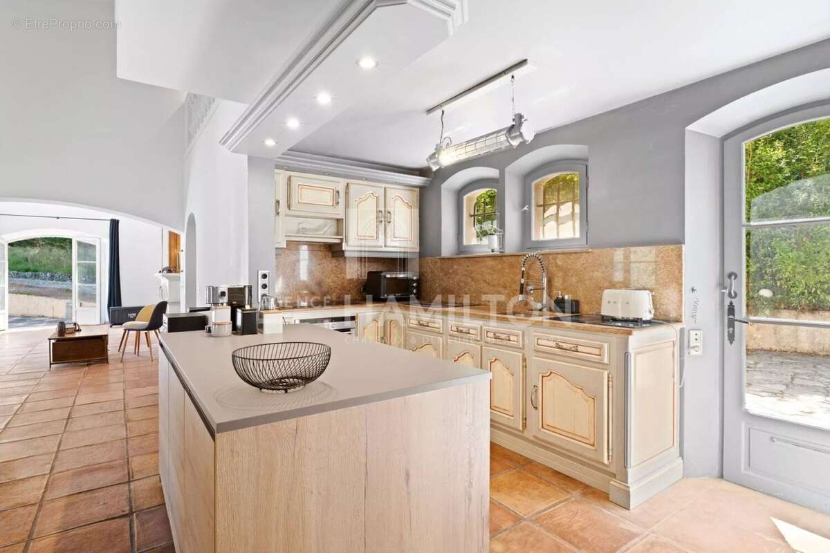 Maison à CHATEAUNEUF-GRASSE