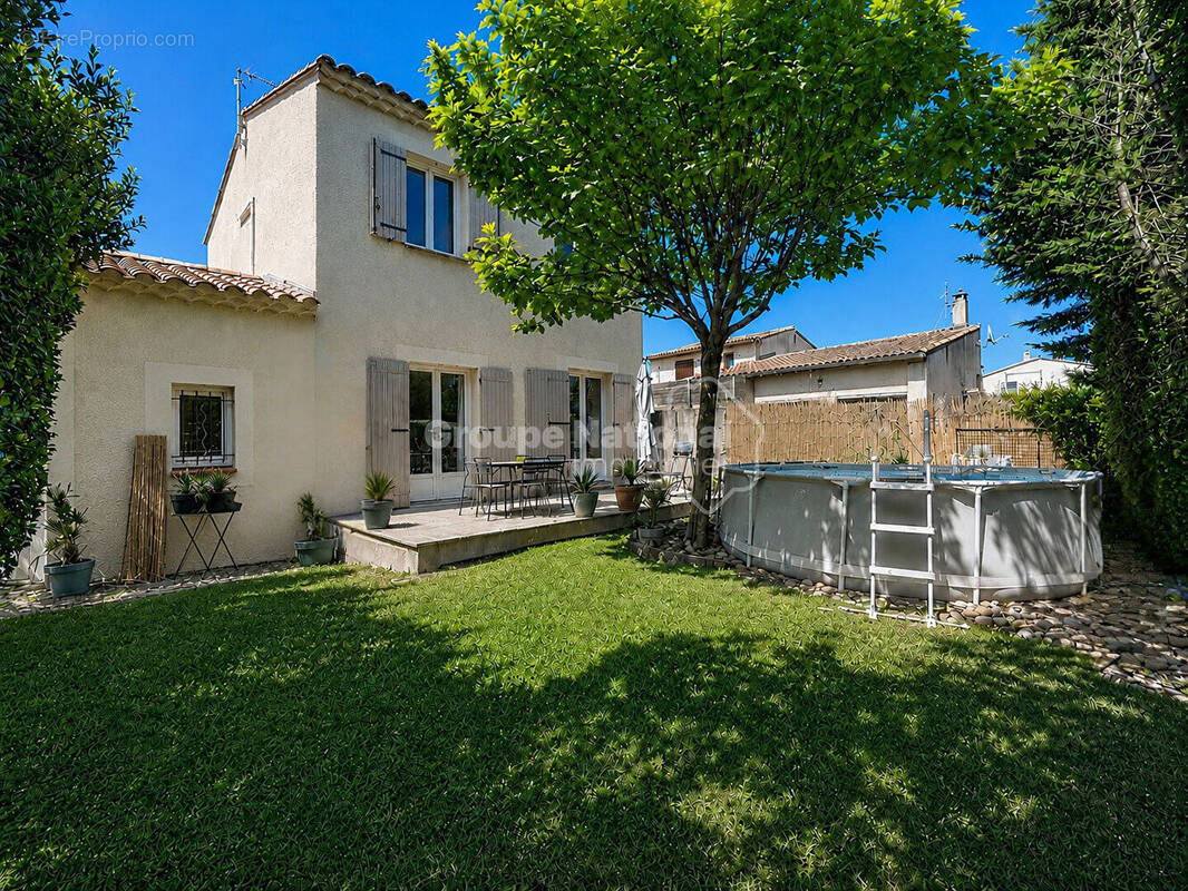 Maison à ENTRAIGUES-SUR-LA-SORGUE