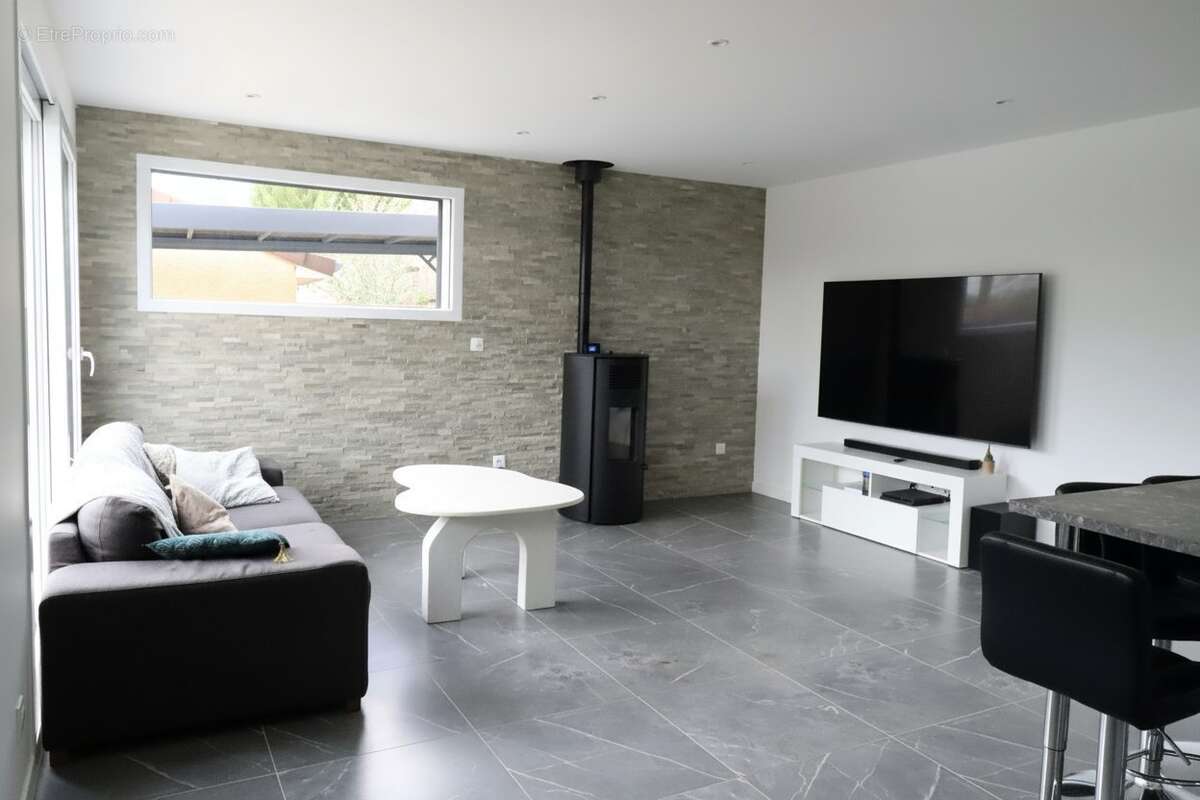 Maison à MEYRIEU-LES-ETANGS