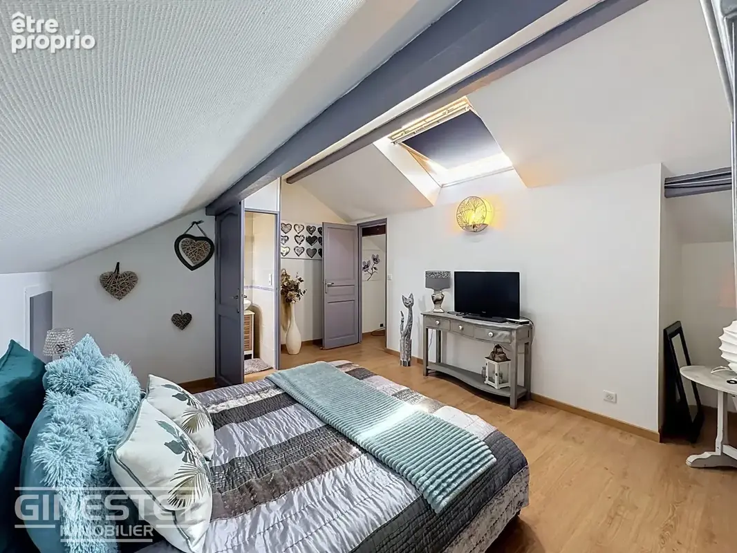 Saint lyé - maison t6 renovée avec jardin et double garage - photo 12