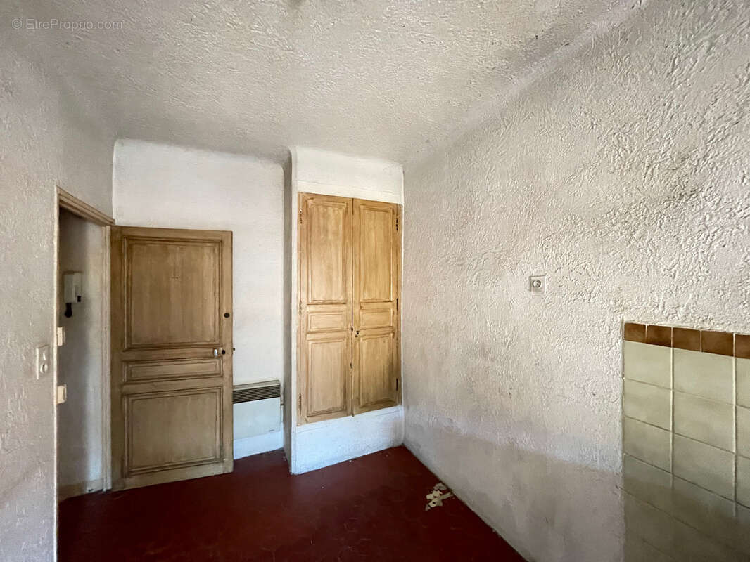 Immeuble de 5 appartements, jardin terrasse et garage, salernes centre, le var (83) ideal investisseur - photo 18