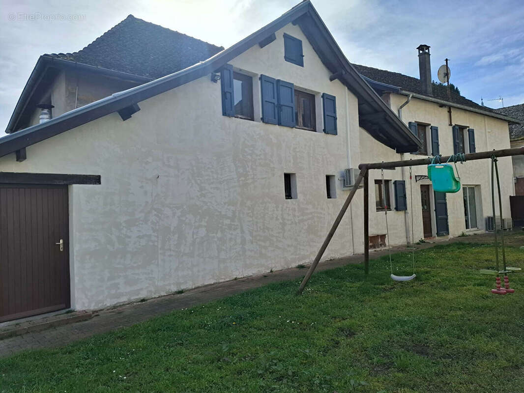 Maison à VEZERONCE-CURTIN