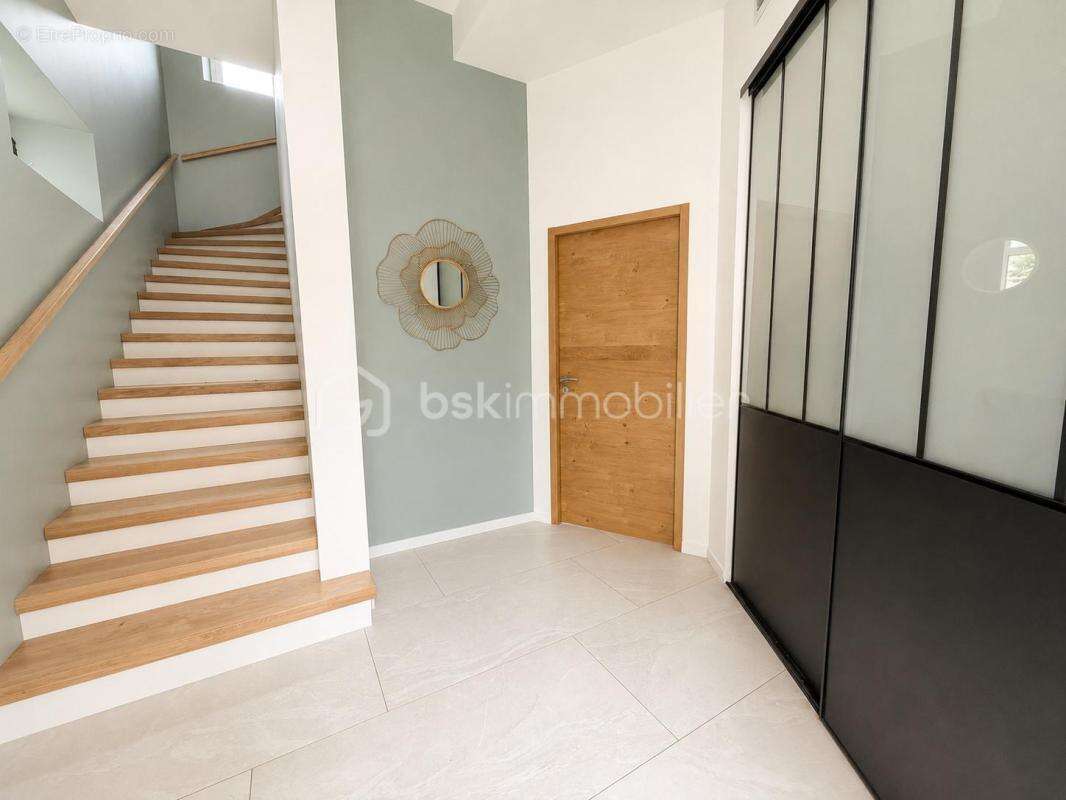 « Ancien Couvent du XIXᵉ siècle – 250 m² habitables – 17 870 m² de terrain – Chapelle et 2 000 m² de bâtis – Murinais » - photo 9