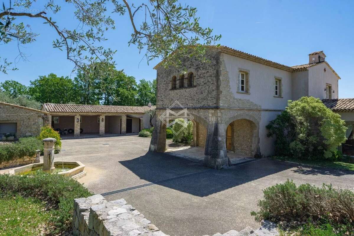 Maison à CHATEAUNEUF-GRASSE