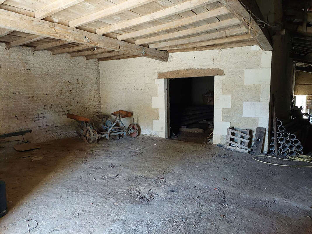 Grande grange à rénover avec permis de construire - photo 4