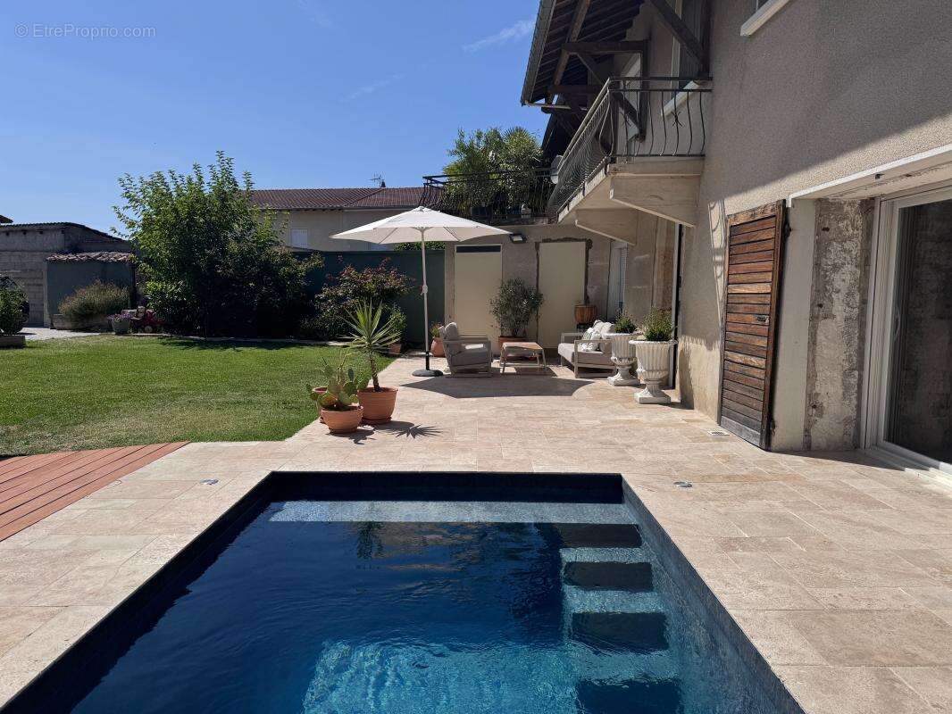 COUP DE CŒUR — Ancien corps de ferme rénové de 172 m² avec piscine à Chavanoz - photo 4