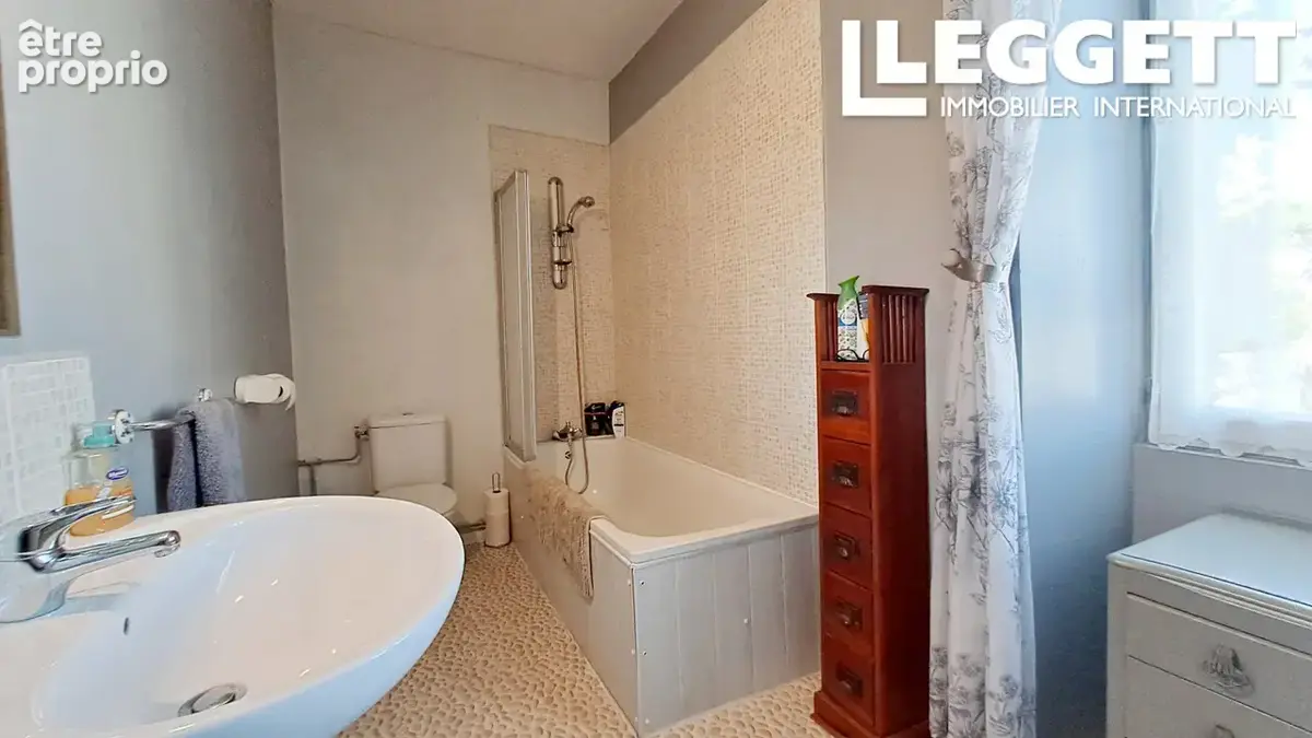 Maison spacieuse au cœur d'un petit village, 4 chambres, Cour jardin close de murs - photo 9