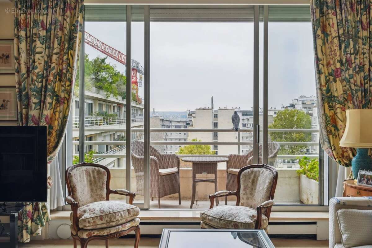 Appartement à PARIS-16E
